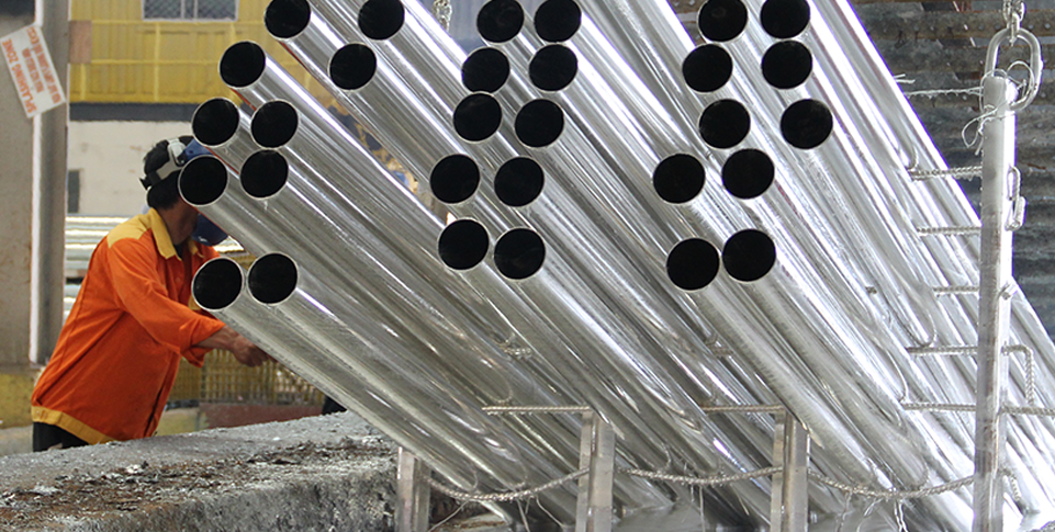 Produk baja galvanis dapat memberikan perlindungan pada baja dari reaksi korosif saat produk baja terkena udara terbuka. GBK memiliki bak galvanis terpanjang, dengan ukuran: 14,5 meter (Panjang), 1,8 meter (Lebar) dan 2,6 meter (Tinggi).